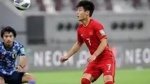 “梅努告别战现场直播：曼联球迷T恤力挺‘放他走’，梅努哥哥亲临助威！”